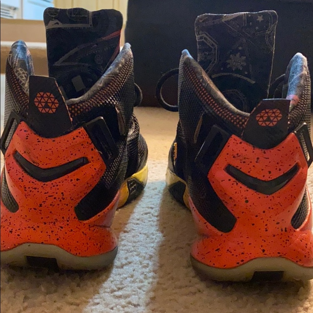 Lebron James Nike basketball shoes - Picture 3 of 5